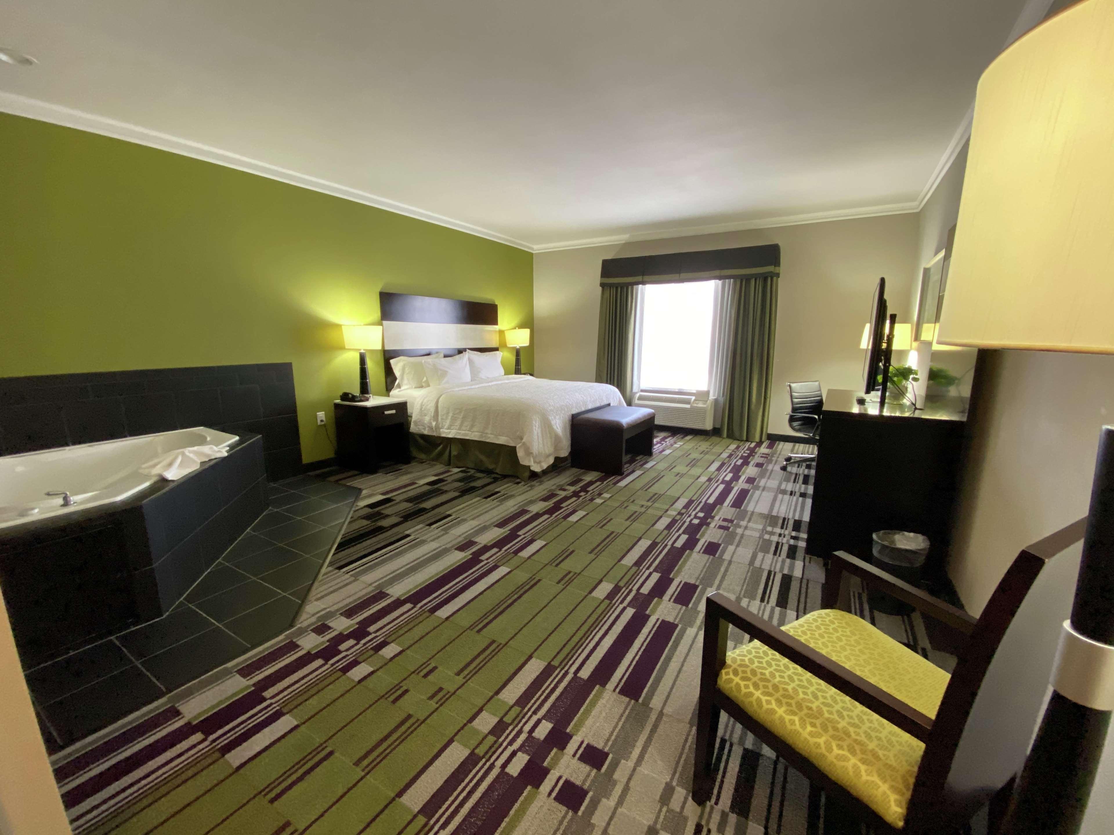Hampton Inn By Hilton Leesville Fort Johnson Exterior foto